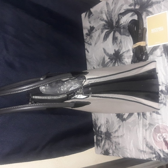 NWOT Michael Kors Leather Mercer Gray & Black Handbag with Crossbody Strap - Picture 4 of 13